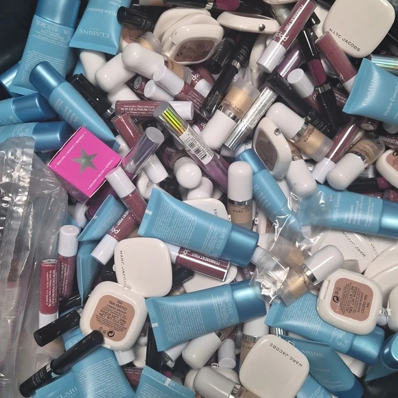 Share Show At 7:00 P.M. Mystery Makeup Bags And Unlisted Items Share Show Pop Up - Picture 2 of 5